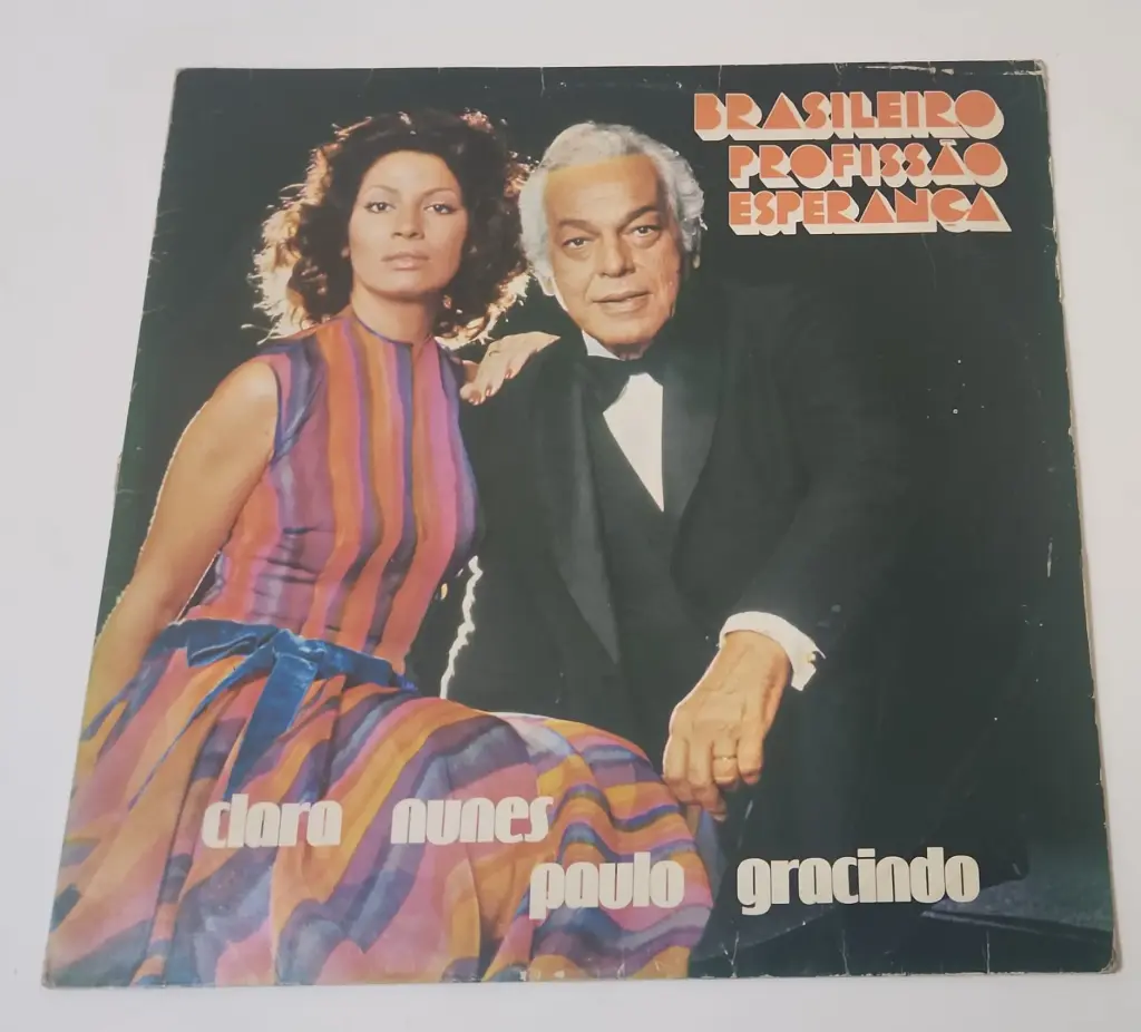 Clara Nunes & Paulo Gracindo - Brasileiro Profissão Esperança